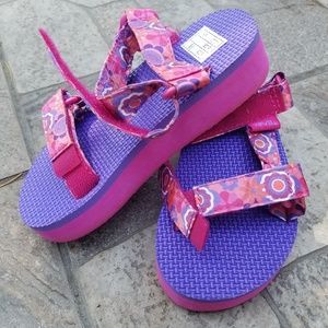 Teva girl (toddler) shoes size 10